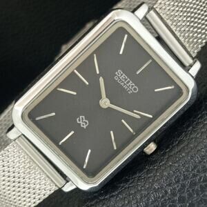 Vintage Style Seiko Quartz Mens Silver Watch & Black accents W/ Steel Strap
